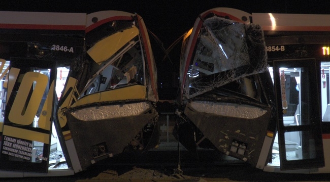 TRAMVAYLAR ÇARPIŞTI 2 YARALI