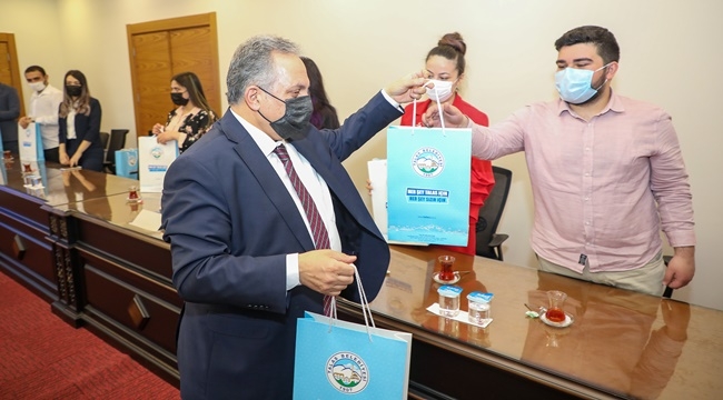 YALÇIN DÜNYA TİYATRO GÜNÜ'NÜ TEBRİK ETTİ