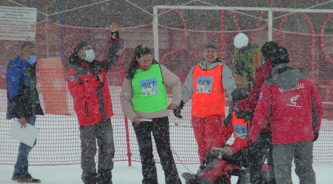 GELENEKSEL ÇİFT YARIŞMASINDA ERKEK PARTNERİNİ KADIN ÇEKTİ