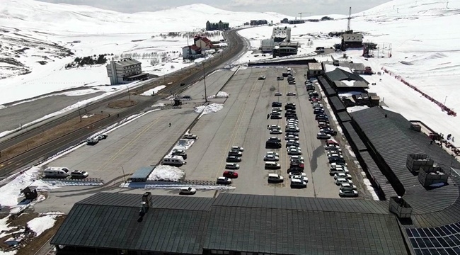 TURİSTLER PİSTLERİN TADINI ÇIKARDI