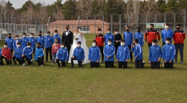 YEŞİL SAHADA DÜNYA EVİNE GİRDİ