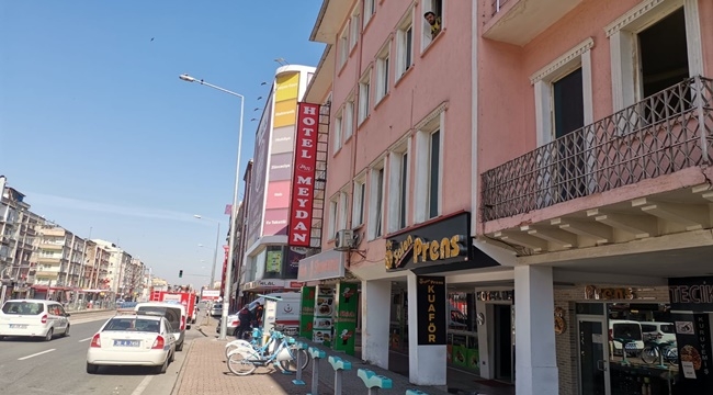KENDİNİ OTEL ODASINA KİTLEDİ,KOLUNU KESTİ