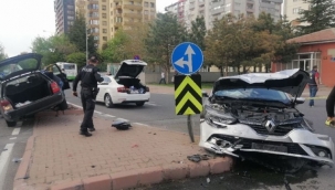 TRAFİK KAZASI GÜVENLİK KAMERALARINA YANSIDI