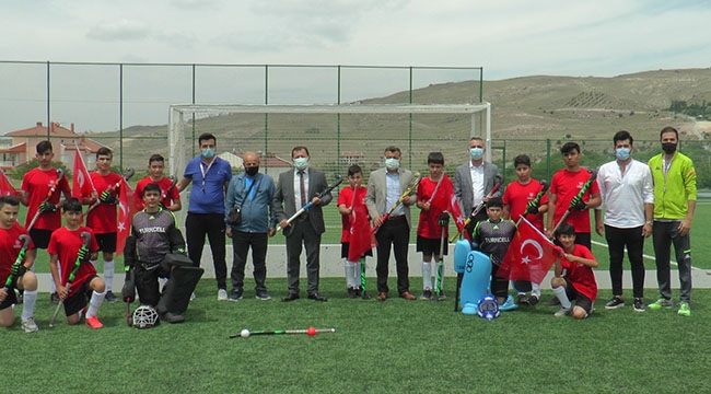 KABAKCI, ÇİM HOCKEY TAKIMINI ZİYARET ETTİ