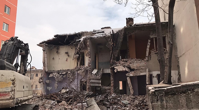 SAHABİYE’DE METRUK BİNALAR YIKILIYOR