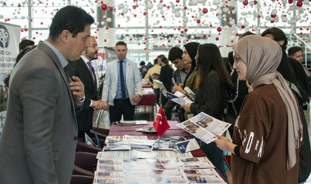 AKADEMİSYENLER GENÇLERLE BULUŞTU