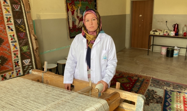 ‘KİLİM DOKUMA SANATÇISI’ OLDU