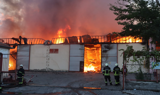 KEÇE FABRİKASINDA BÜYÜK YANGIN