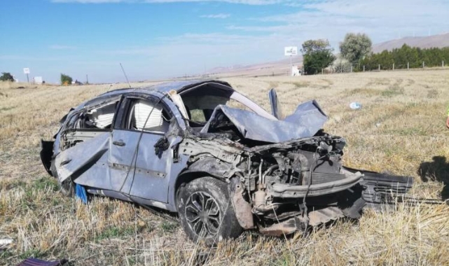 OTOMOBİL TARLAYA UÇTU: 2 ÖLÜ, 1 YARALI