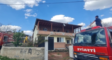 İKİ KATLI EVDE YANGIN