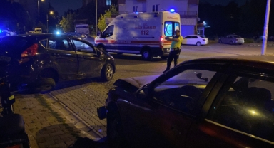 KAZADA SAVRULAN OTOMOBİL PARK HALİNDEKİ OTOMOBİLE ÇARPTI: 2 YARALI