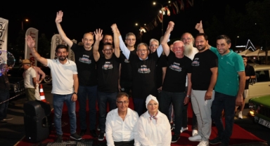 KLASİK OTOMOBİLLER SAHNE ALDI