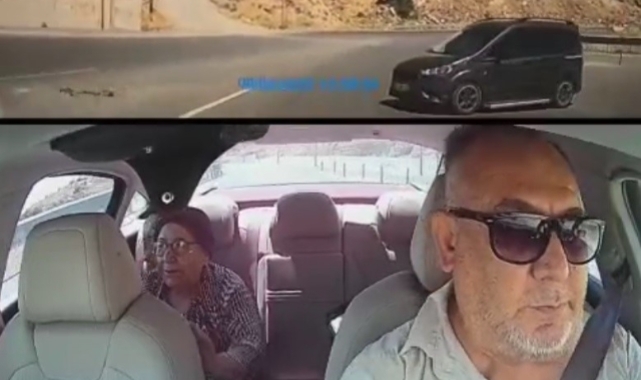 KONTROLSÜZ ŞEKİLDE YOLA ÇIKAN ARACIN KAZA YAPTIĞI ANLAR KAMERADA