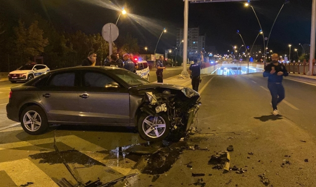 TERS YÖNE DÖNMEYE ÇALIŞAN OTOMOBİL KAZAYA NEDEN OLDU: 1 YARALI