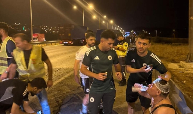 FUTBOLCULAR KAZAYA DENK GELDİ, YARALILARA MÜDAHALE ETTİ
