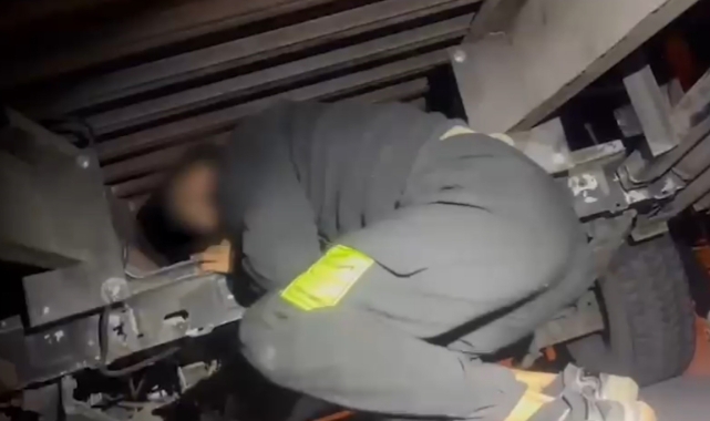 GİZLİ BÖLMEDE 2 DÜZENSİZ GÖÇMEN YAKALANDI