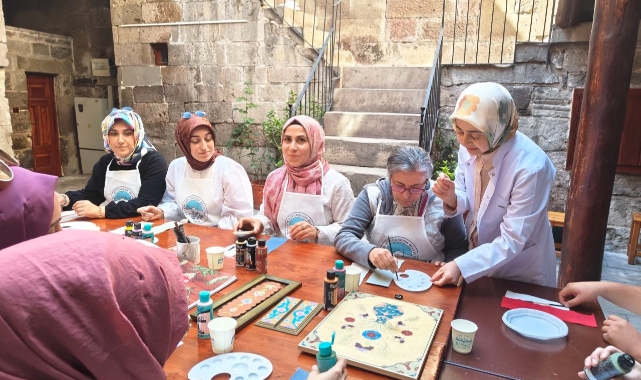 KURSİYERLER GELENEKSEL MOTİFLERİ DERİ ÜZERİNE İŞLEDİ