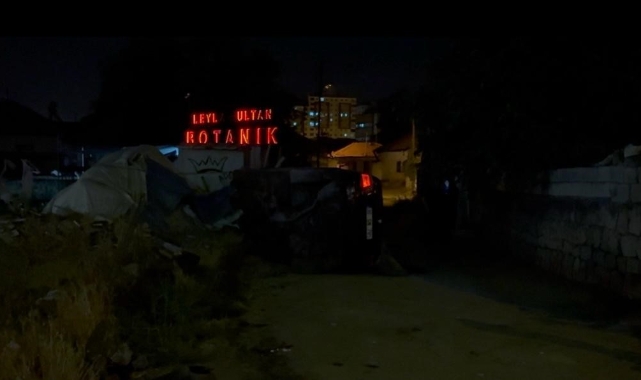 OTOMOBİLDEN ÇIKIP, YÜZÜNÜ YIKAMAYA GİTTİ