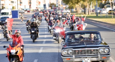 AY YILDIZ TURU'NA YÜZLERCE ARAÇ KATILDI