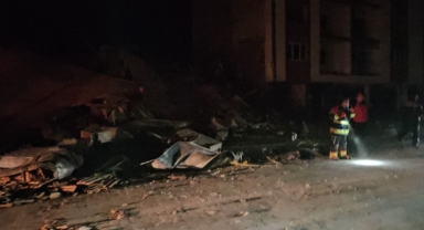 BALIKESİR'DE BİR BİNA YIKILDI