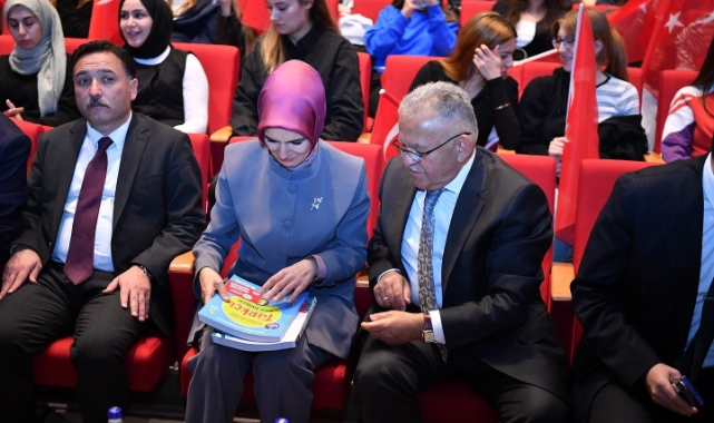 BÜYÜKKILIÇ, VE GÖKTAŞ ÖĞRENCİLERE BİN 782 KAYNAK KİTAP SETİ DAĞITTI