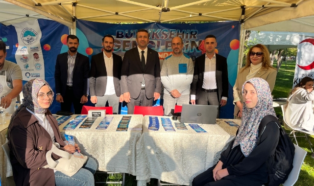 BÜYÜKŞEHİR'DEN ÜNİVERSİTELİLERE REHBERLİK, SANAT VE SPOR DOLU ETKİNLİK