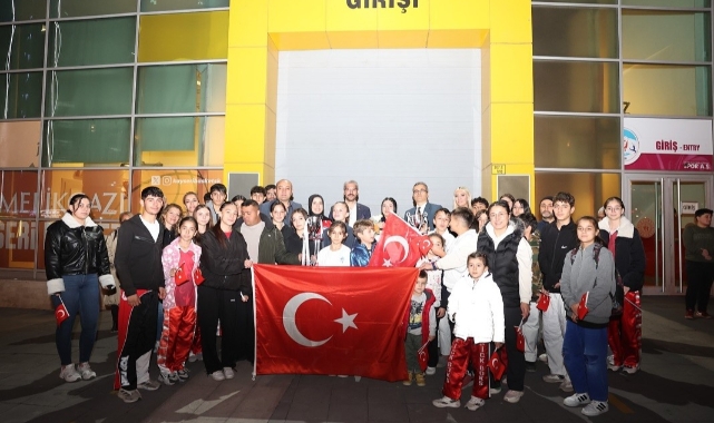 DÜNYA ŞAMPİYONUNA COŞKULU KARŞILAMA