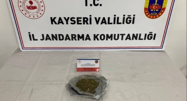 DURDURULAN ŞAHSIN ÜZERİNDEN UYUŞTURUCU ÇIKTI