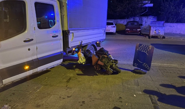 ELEKTRİKLİ BİSİKLETLE KAMYONETİN ALTINA GİRDİ