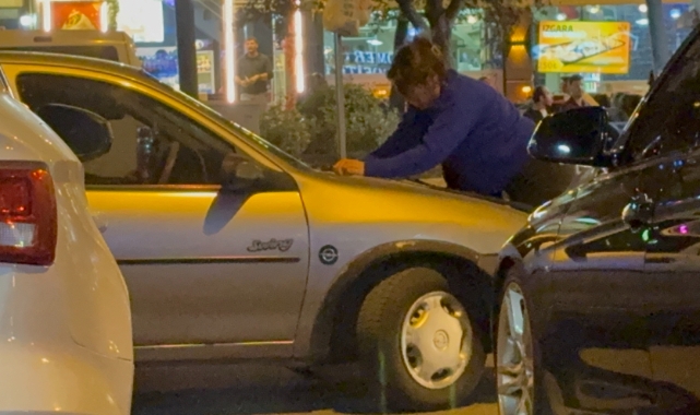 KOCASI İLE TARTIŞAN KADIN ARACIN KAPUTUNA YATTI