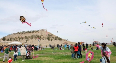 KOCASİNAN’DA UÇURTMALAR GÖKYÜZÜNÜ RENKLENDİRDİ