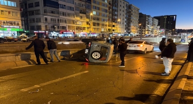 OTOMOBİLİN ÇARPTIĞI CİP YAN YATTI, YOL TRAFİĞE KAPANDI