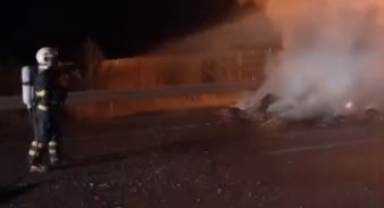 SAMAN YÜKLÜ TIR ALEV TOPUNA DÖNDÜ