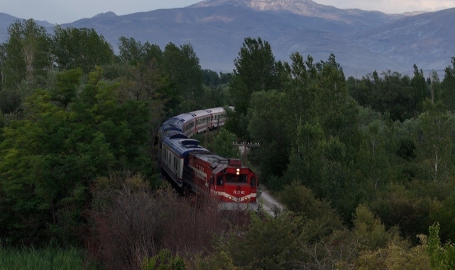 SONBAHAR MANZARASI EŞLİĞİNDE YOL ALAN DOĞU EKSPRESİ