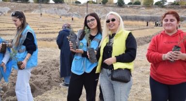 TOMARZA MYO ÖĞRENCİLERİ YÜZLERCE FİDANI TOPRAKLA BULUŞTURDU