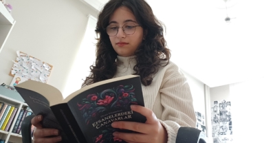 17 YAŞINDA İLK ROMANINI YAZDI