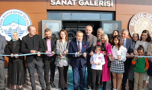 AHŞAP PARÇALARINI KUŞ EVİNE ÇEVİRDİ