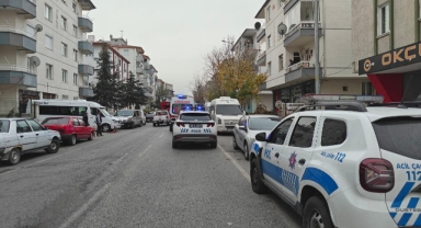 EVİNİ ATEŞE VERDİ