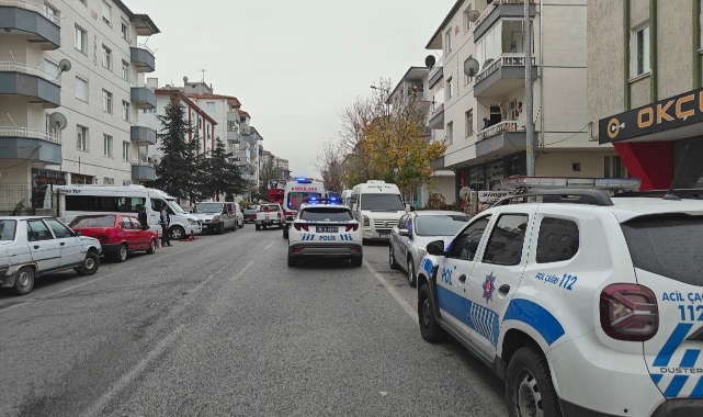 EVİNİ ATEŞE VERDİ