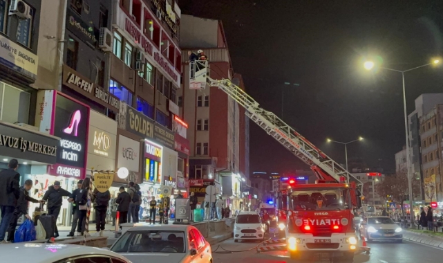 İŞ MERKEZİNDE ÇIKAN YANGIN SÖNDÜRÜLDÜ