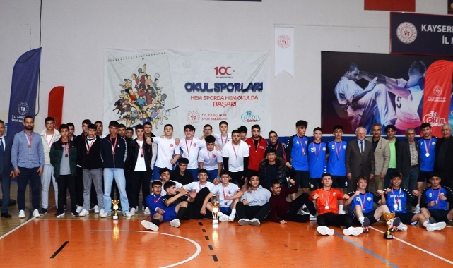 KAYSERİ LİSELİ GENÇLER HENTBOL İL BİRİNCİLİĞİ SONA ERDİ