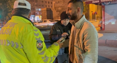 KİMLİK İSTEYEN POLİSE SOSYAL MEDYASINI AÇTI