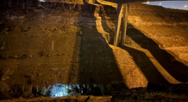 OTOMOBİL 200 METRE YÜKSEKLİKTEN VADİYE UÇTU: 1 ÖLÜ