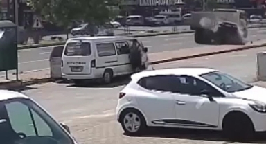 OTOMOBİL, KAMYONUN ARKASINA BÖYLE GİRDİ