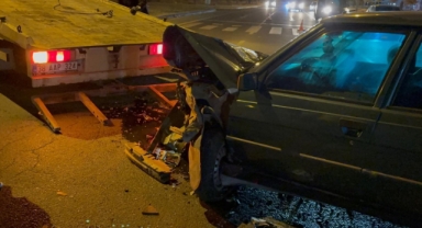 OTOMOBİLE ÇARPTI, KARŞI YOLA GEÇTİ