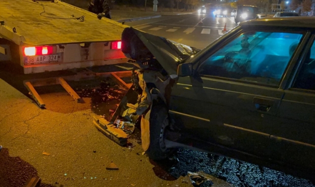 OTOMOBİLE ÇARPTI, KARŞI YOLA GEÇTİ