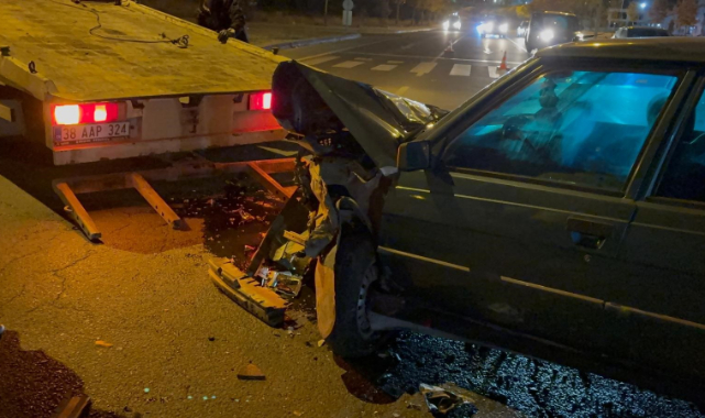 OTOMOBİLE ÇARPTI, KARŞI YOLA GEÇTİ