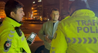 POLİSİN ALKOLLÜ YOLCU İLE İMTİHANI