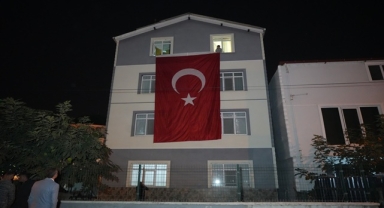 SAMSUNLU ŞEHİDİN BABA EVİNE TÜRK BAYRAĞI ASILDI
