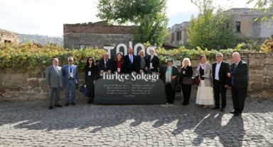 TÜRKÇE’NİN İZİNDEN, EDEBİYATIN KALBİNE